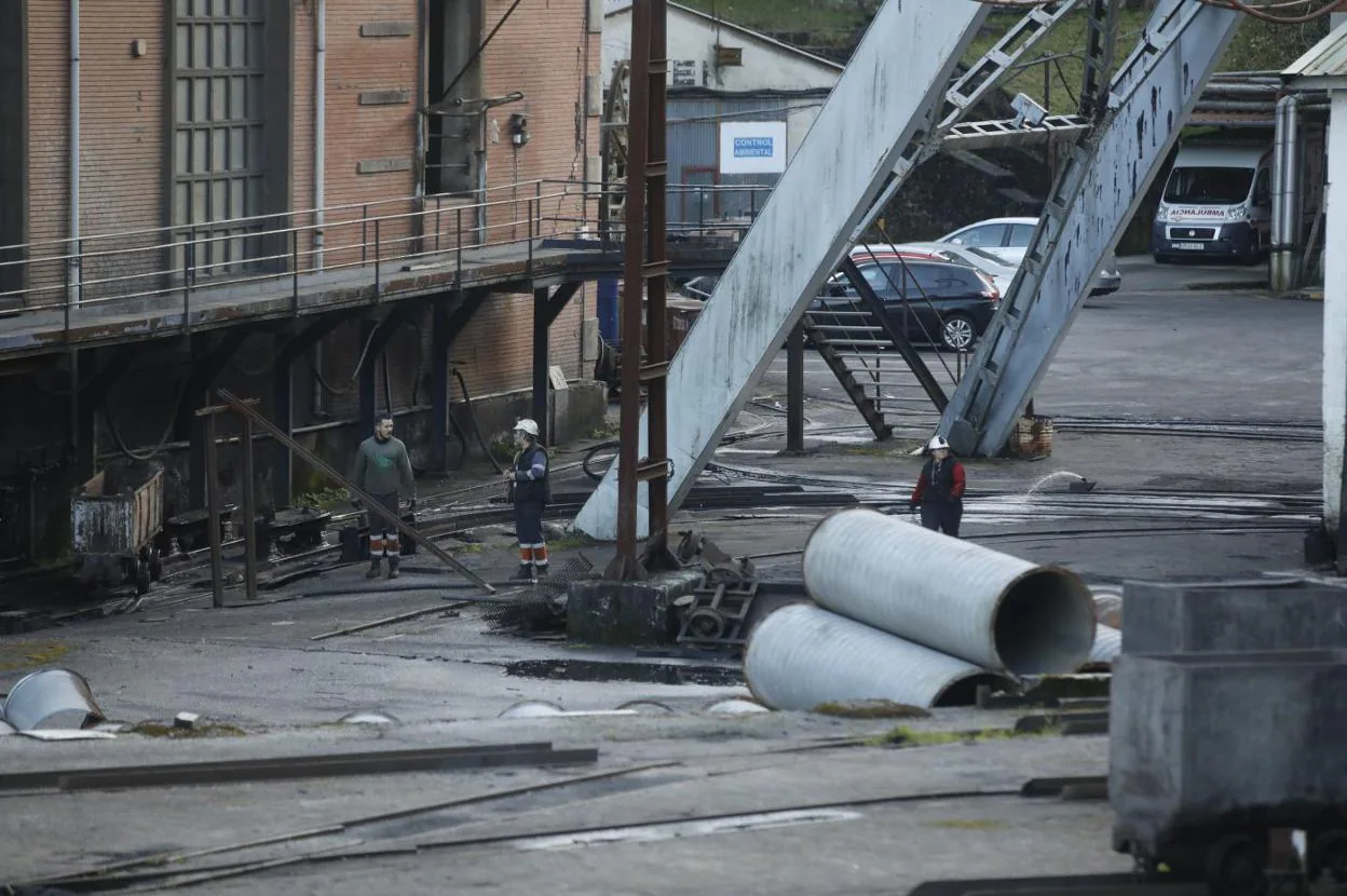 Compañeros del trabajador que sufrió un accidente en el Pozo Nicolasa. 