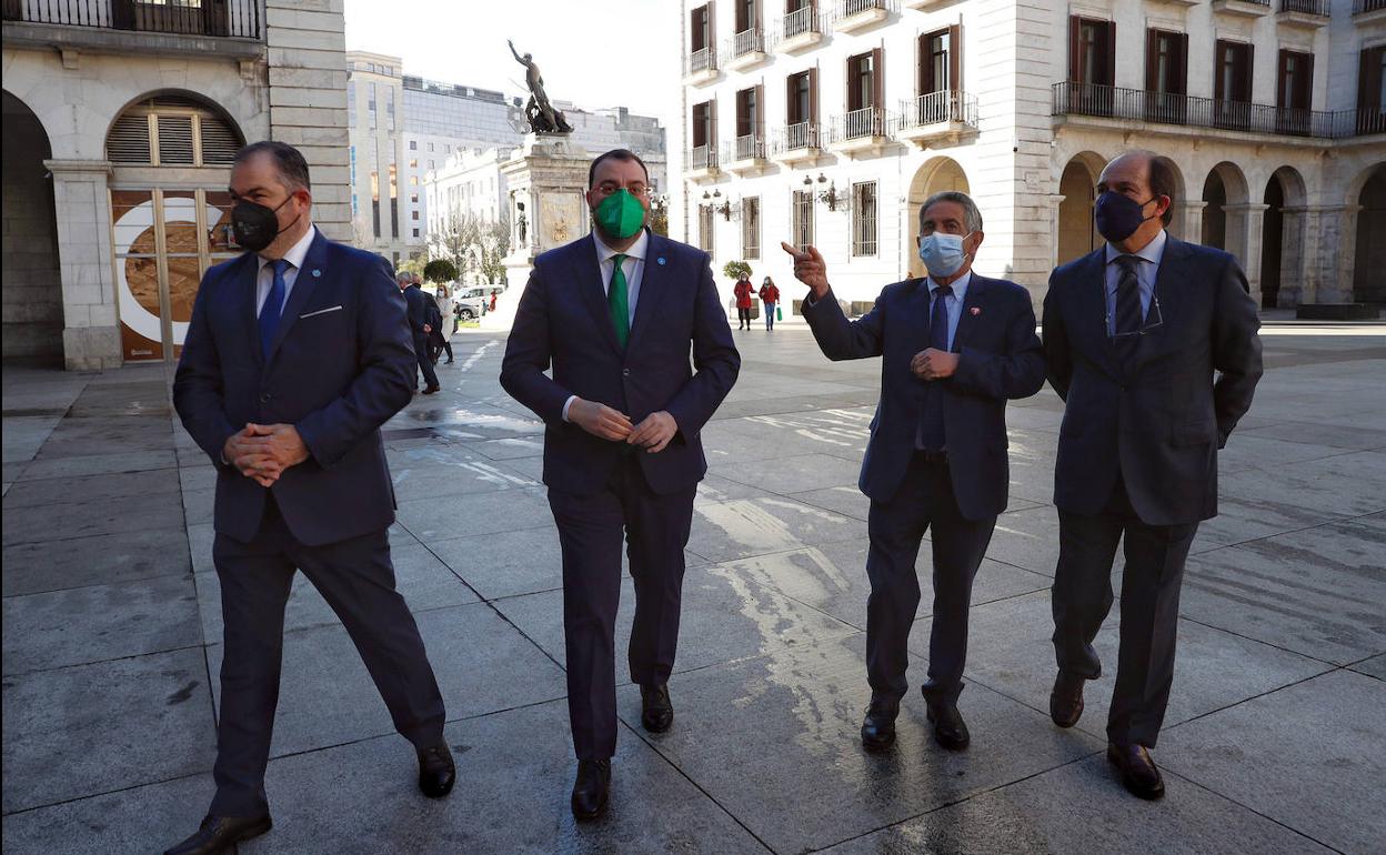 De izquierda a derecha, el presidente de la Cámara de Comercio de Oviedo, Carlos Paniceres; el presidente del Principado, Adrián Barbón, ell presidente de Cantabria, Miguel Ángel Revilla y el presidente de la Cámara de Comercio de Cantabria, Modesto Piñeiro.