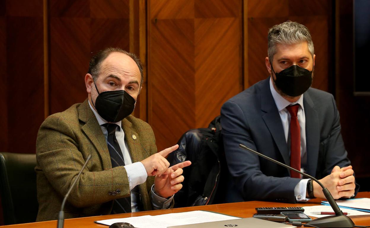 El rector Ignacio Villaverde y el vicerrector de Internacionalización Daniel Santos, esta mañana, en Oviedo.