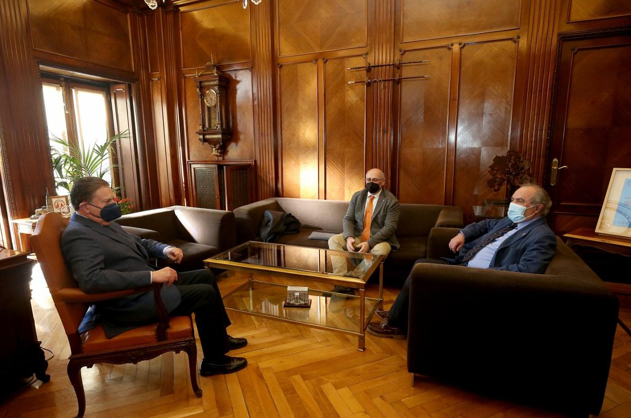 Alfredo Canteli, con el director de la escuela, Francisco Javier Iglesias (en el centro) y el antecesor de este, Francisco Blanco, en la reunión. 