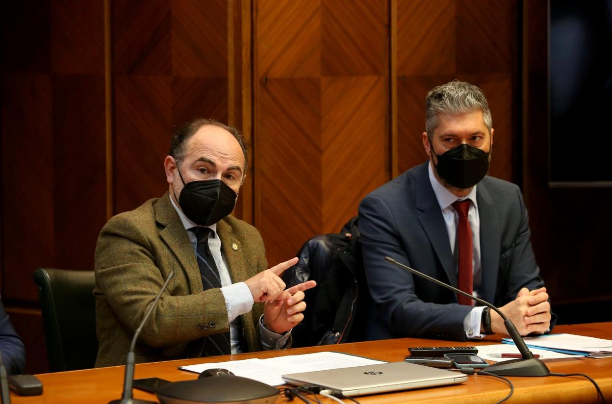 El rector, Ignacio Villaverde, con el vicerrector de Internacionalización, Daniel Santos. 