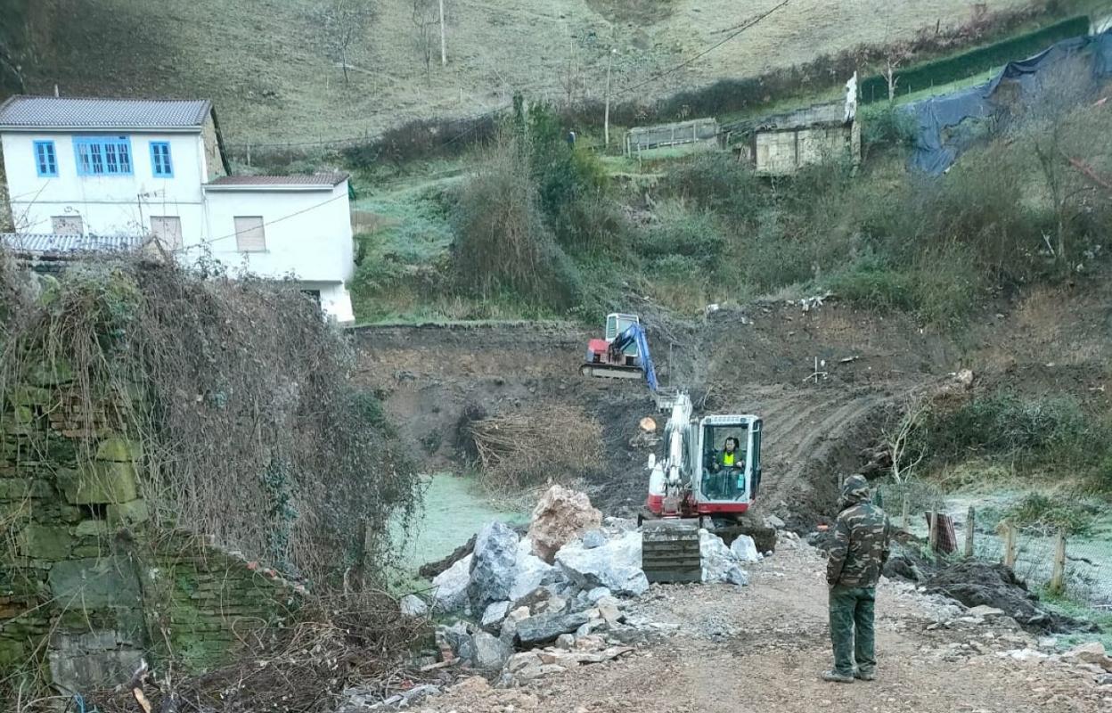 Maquinaria trabajando en la zona del argayo de El Rosellón. 