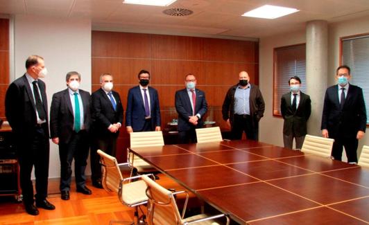 Dapena se reunió con las principales empresas del puerto avilesino. 