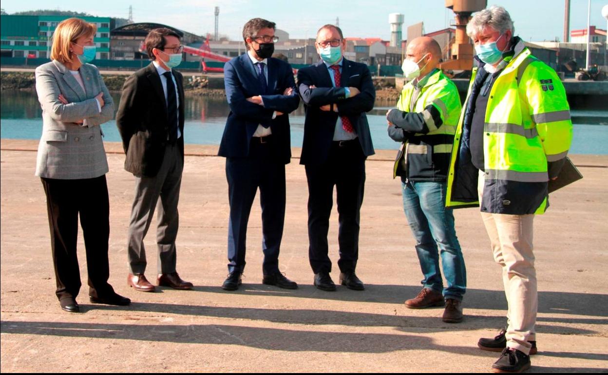 Delia Losa, delegada del Gobierno, Ramón Muñoz-Calero, director de la Autoridad Portuaria, Álvaro Rodríguez Dapena, presidente de Puertos del Estado, Santiago Rodríguez Vega, presidente de la Autoridad Portuaria de Avilés, Luis Antonio Álvarez Granero, jefe de división de seguridad y servicios generales, y Manuel Echeverría jefe de división de operaciones y desarrollo de negocio en su visita a las instalaciones portuarias. 