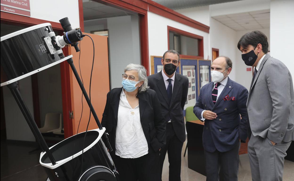 La alcaldesa Ana González Javier de Cos, el rector Ignacio Villaverde y el consejero Borja Sánchez en la Escuela de Marina Civil con uno de los telescopios cedidos por la NASA a la Universidad de Oviedo