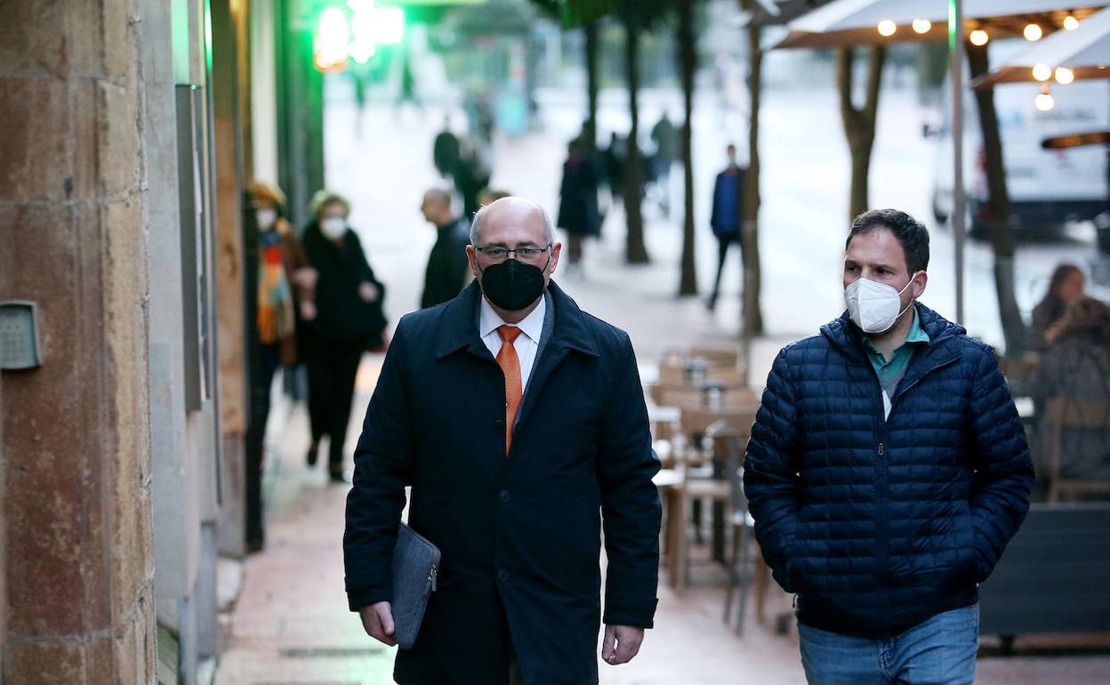 El director de la Escuela de Minas, a la izquierda, Francisco Javier Iglesias.
