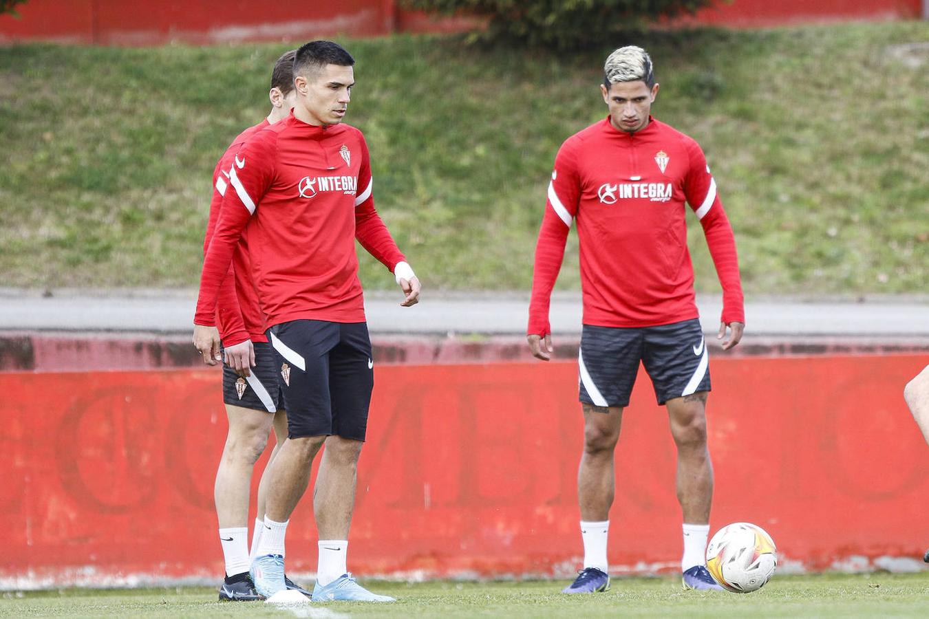 El joven delantero procedente del Dynamo de Kiev, que aterrizó el martes en Asturias, ha participado esta mañana en el entrenamiento, antes de su presentación oficial en El Molinón