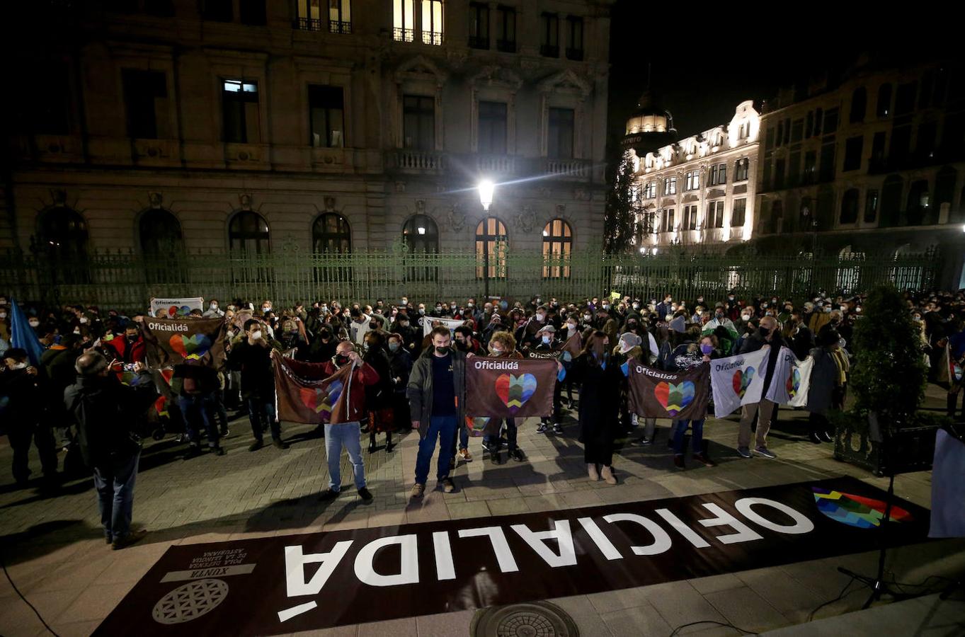 Multitud de manifestantes proclamaron su posición a favor de la oficialidad del asturiano en los alrededores de la Junta General.