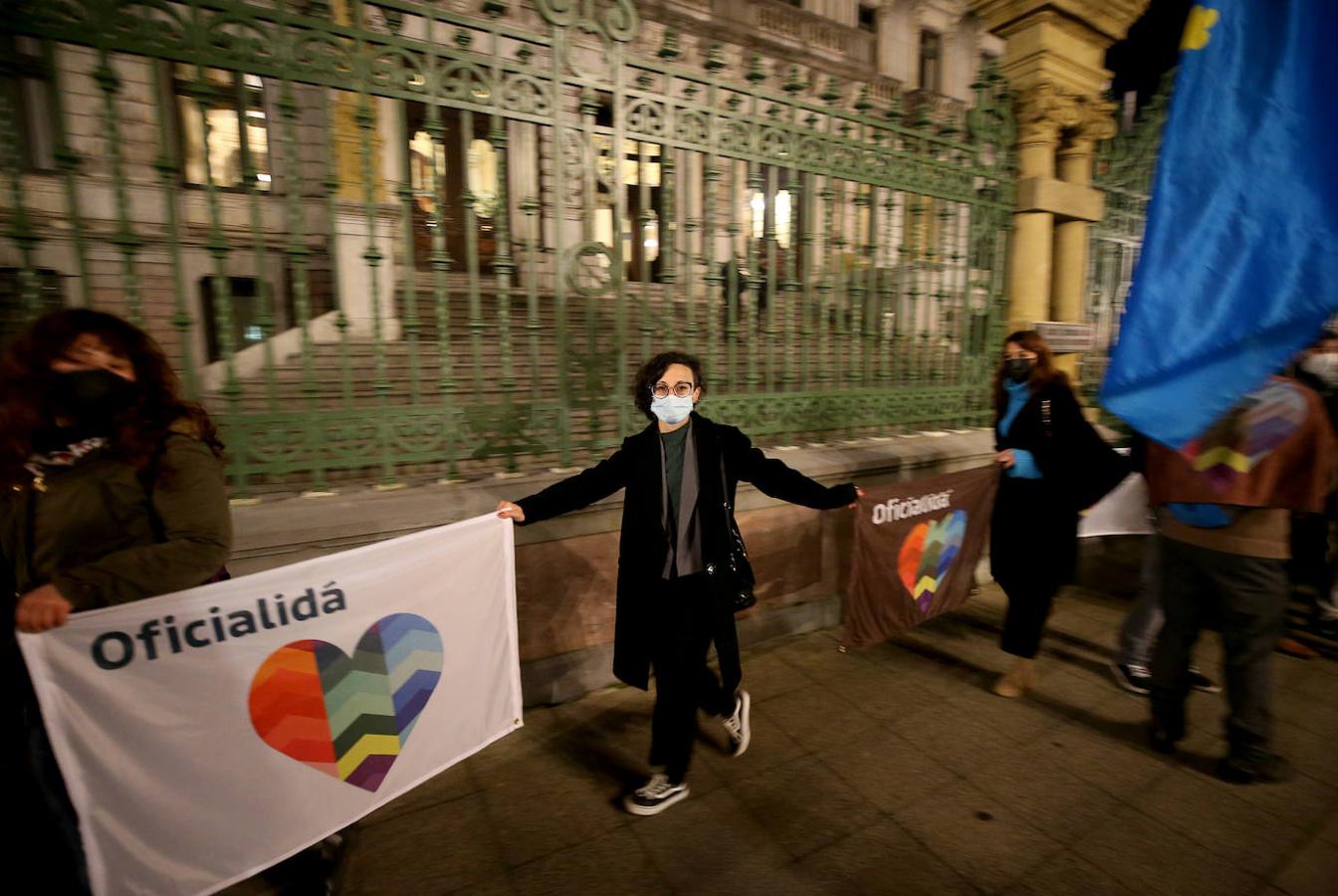 Multitud de manifestantes proclamaron su posición a favor de la oficialidad del asturiano en los alrededores de la Junta General.