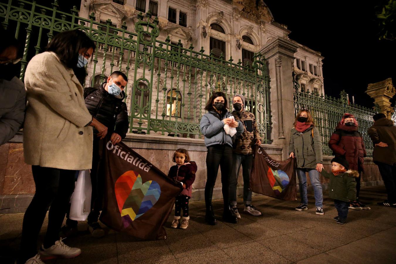 Multitud de manifestantes proclamaron su posición a favor de la oficialidad del asturiano en los alrededores de la Junta General.