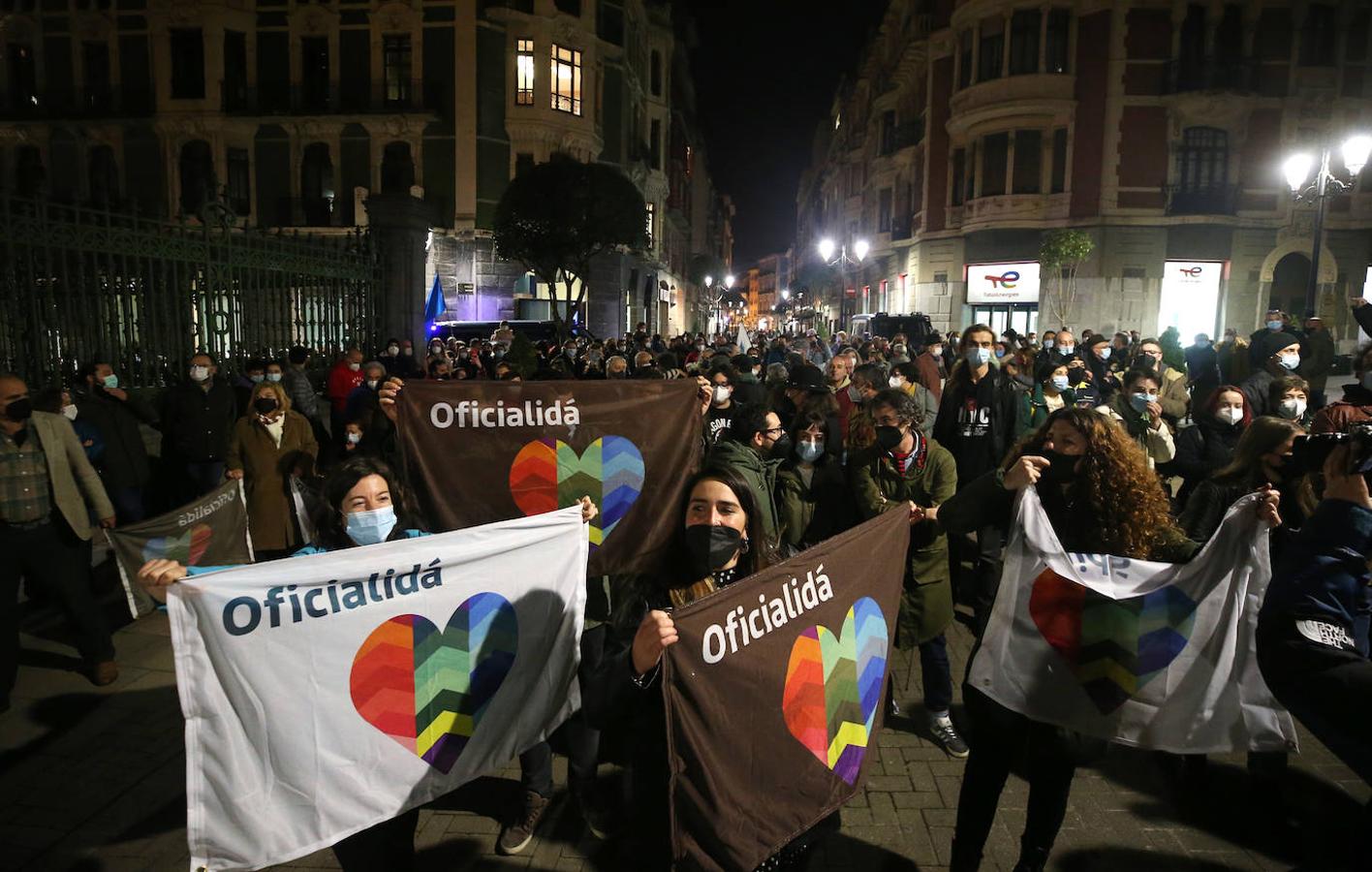 Multitud de manifestantes proclamaron su posición a favor de la oficialidad del asturiano en los alrededores de la Junta General.