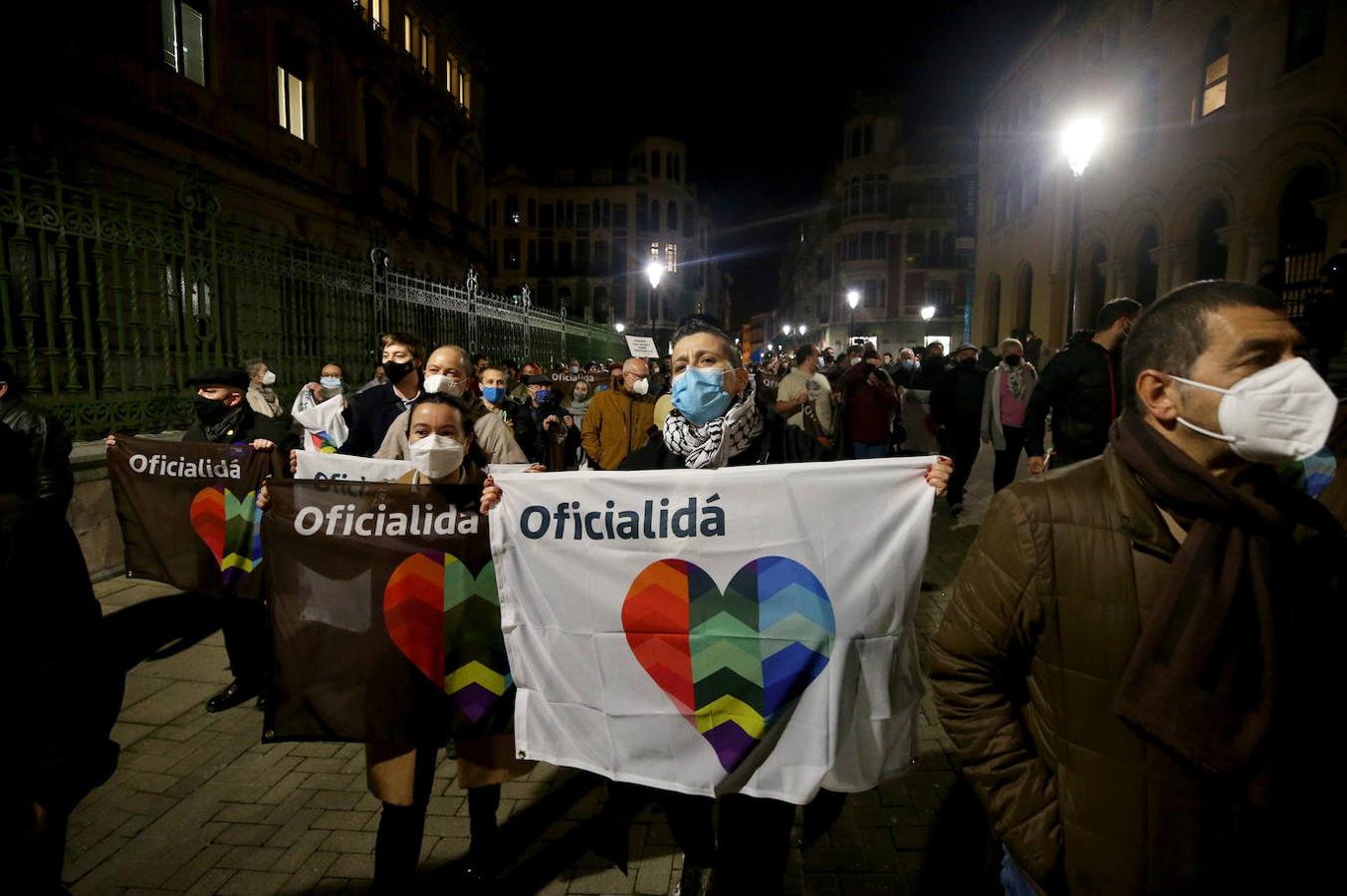 Multitud de manifestantes proclamaron su posición a favor de la oficialidad del asturiano en los alrededores de la Junta General.