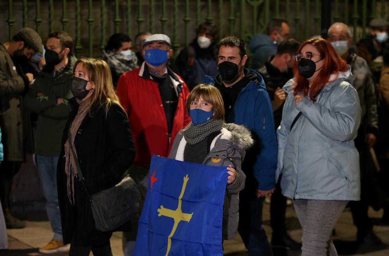 Multitud de manifestantes proclamaron su posición a favor de la oficialidad del asturiano en los alrededores de la Junta General.