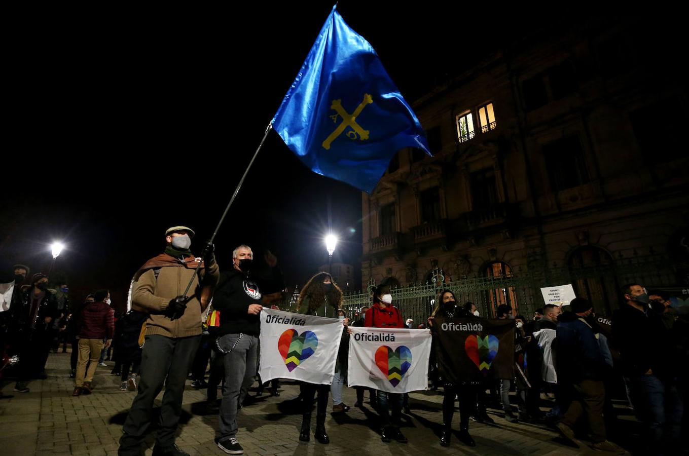 Multitud de manifestantes proclamaron su posición a favor de la oficialidad del asturiano en los alrededores de la Junta General.