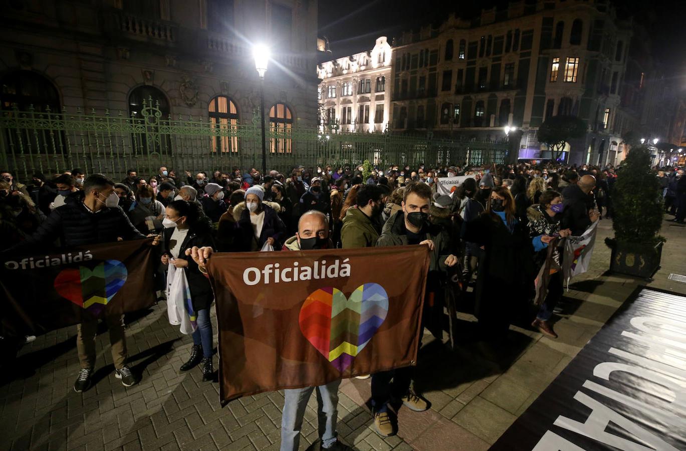 Multitud de manifestantes proclamaron su posición a favor de la oficialidad del asturiano en los alrededores de la Junta General.