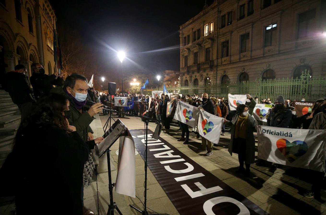 Multitud de manifestantes proclamaron su posición a favor de la oficialidad del asturiano en los alrededores de la Junta General.