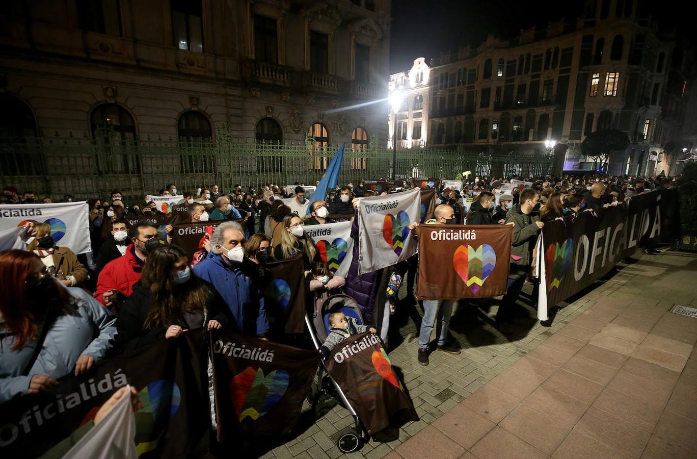 Multitud de manifestantes proclamaron su posición a favor de la oficialidad del asturiano en los alrededores de la Junta General.