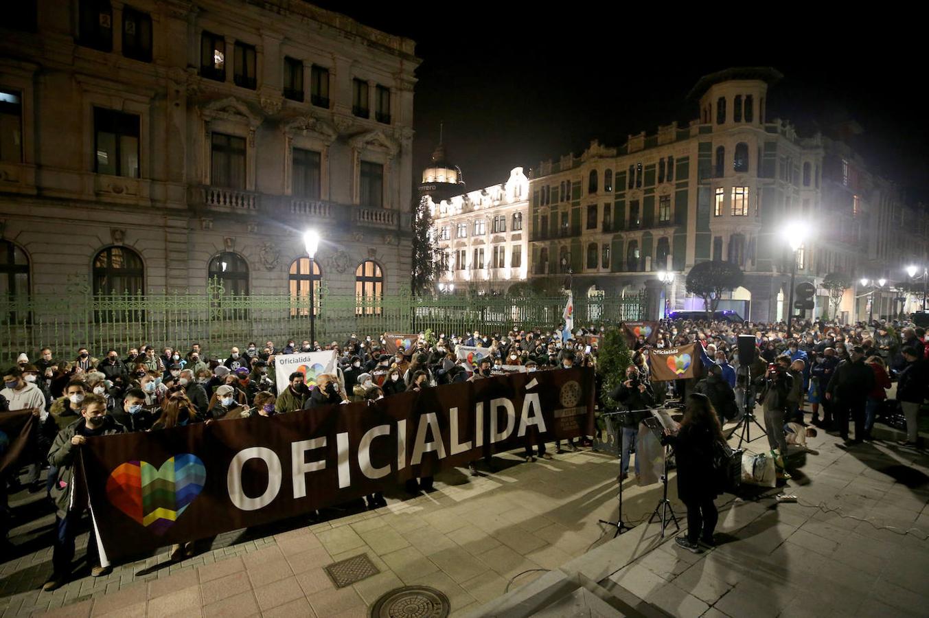 Multitud de manifestantes proclamaron su posición a favor de la oficialidad del asturiano en los alrededores de la Junta General.