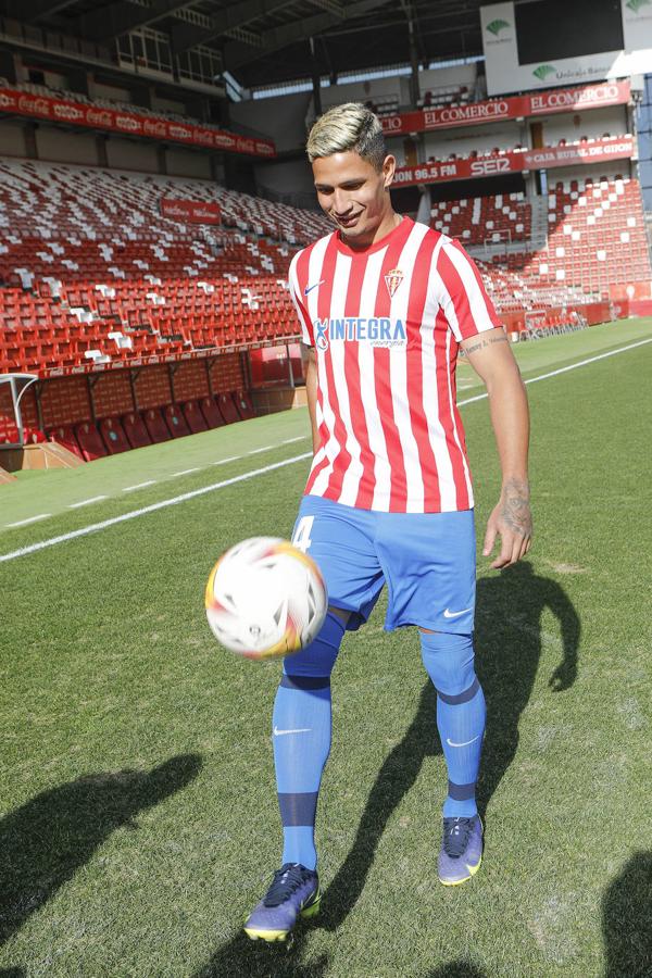 El joven delantero procedente del Dynamo de Kiev, que aterrizó el martes en Asturias, ha participado esta mañana en el entrenamiento, antes de su presentación oficial en El Molinón