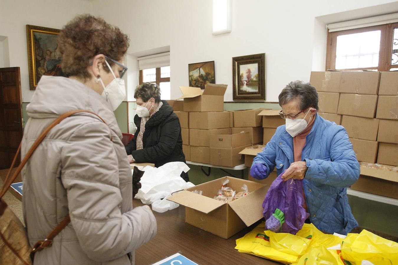 Alrededor de unas 8.000 bolsas -con seis roscas cada una y con un precio de un euro- se pusieron a la venta este jueves durante la celebración de la misa en la parroquia de Santa Cruz de Jove para celebrar el día de San Blas. Unos 550 kilos de las tradicionales rosquillas «sanadoras» se repartieron entre los asistentes e interesados en adquirir estos tradicionales dulces.