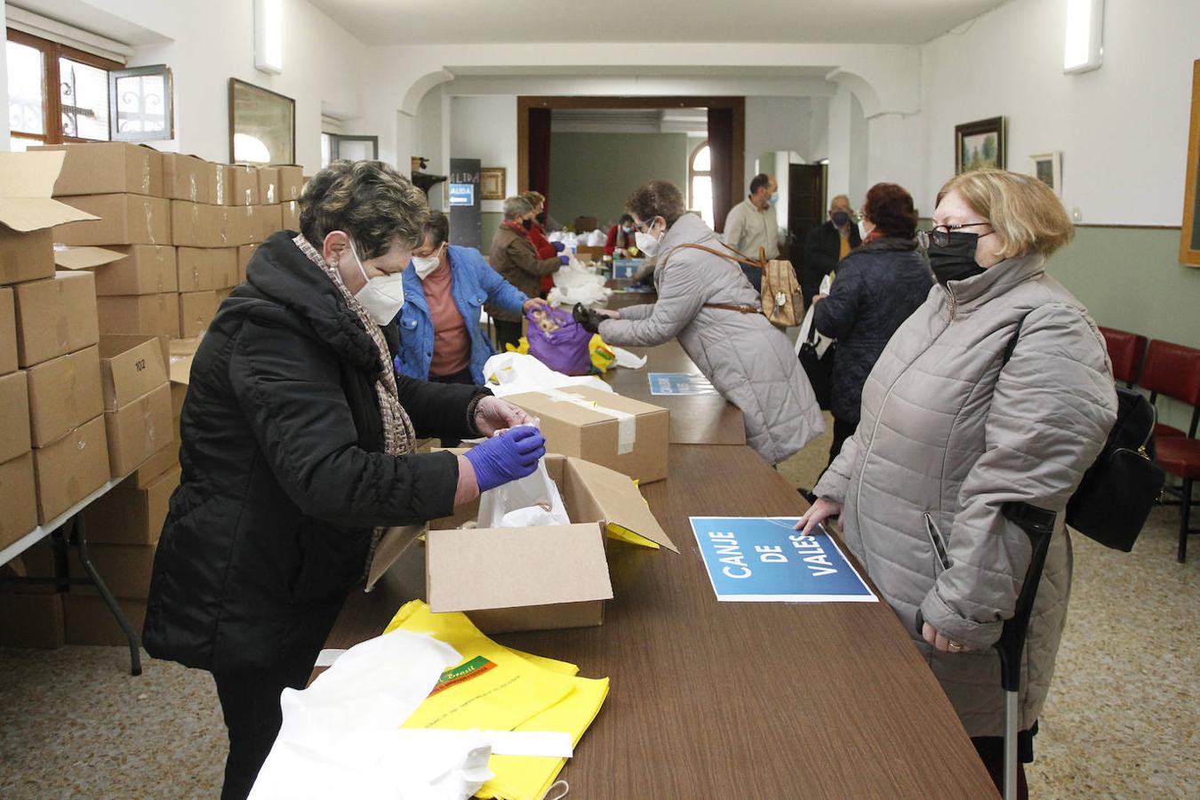 Alrededor de unas 8.000 bolsas -con seis roscas cada una y con un precio de un euro- se pusieron a la venta este jueves durante la celebración de la misa en la parroquia de Santa Cruz de Jove para celebrar el día de San Blas. Unos 550 kilos de las tradicionales rosquillas «sanadoras» se repartieron entre los asistentes e interesados en adquirir estos tradicionales dulces.