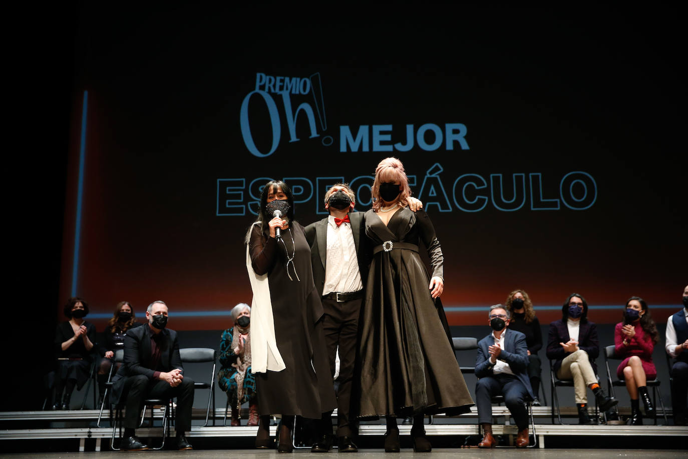 Higiénico Papel. Una compañía con dos espectáculos, 'Cuarteto' y 'Consecuencias de la sed', se ha erigido en la gran triunfadora de los Premios Oh! de las artes escénicas de Asturias, que otorga Escenastur, la asociación que agrupa a las compañías profesionales de la región. 'Cuarteto', montaje ganador del Premio Jovellanos a la producción 2021 y que se adentra con música en un texto de Heiner Müller que nos lleva al duelo de poder entre el vizconde de Valmont y la marquesa de Merteuil que hizo célebre 'Las amistades peligrosas', logró el premio al mejor espectáculo del pasado año. Pero es que, además, ese montaje se llevó los galardones a la mejor producción y al mejor diseño de iluminación para Carlos Dávila.