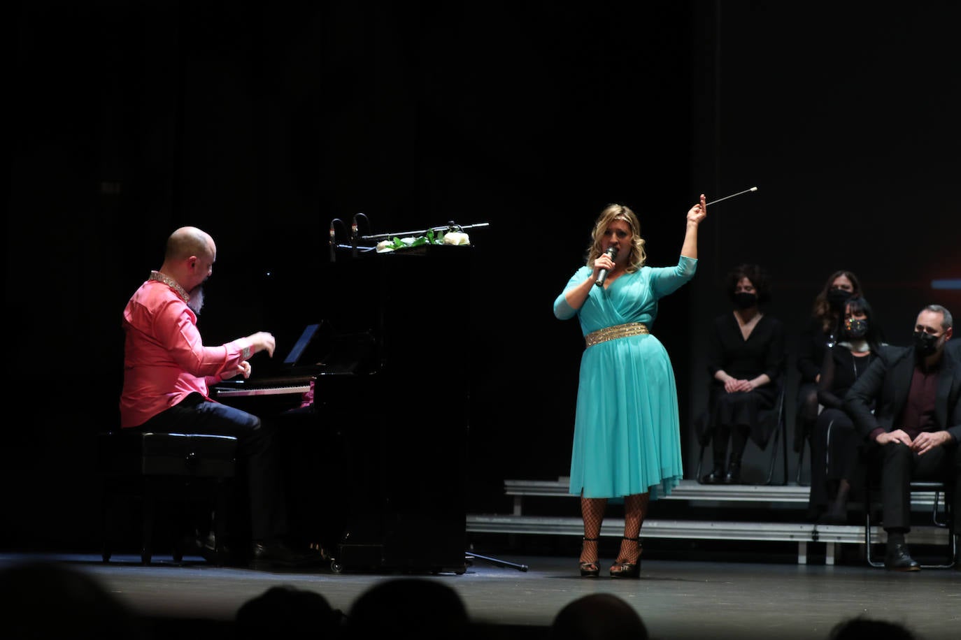 Higiénico Papel. Una compañía con dos espectáculos, 'Cuarteto' y 'Consecuencias de la sed', se ha erigido en la gran triunfadora de los Premios Oh! de las artes escénicas de Asturias, que otorga Escenastur, la asociación que agrupa a las compañías profesionales de la región. 'Cuarteto', montaje ganador del Premio Jovellanos a la producción 2021 y que se adentra con música en un texto de Heiner Müller que nos lleva al duelo de poder entre el vizconde de Valmont y la marquesa de Merteuil que hizo célebre 'Las amistades peligrosas', logró el premio al mejor espectáculo del pasado año. Pero es que, además, ese montaje se llevó los galardones a la mejor producción y al mejor diseño de iluminación para Carlos Dávila.