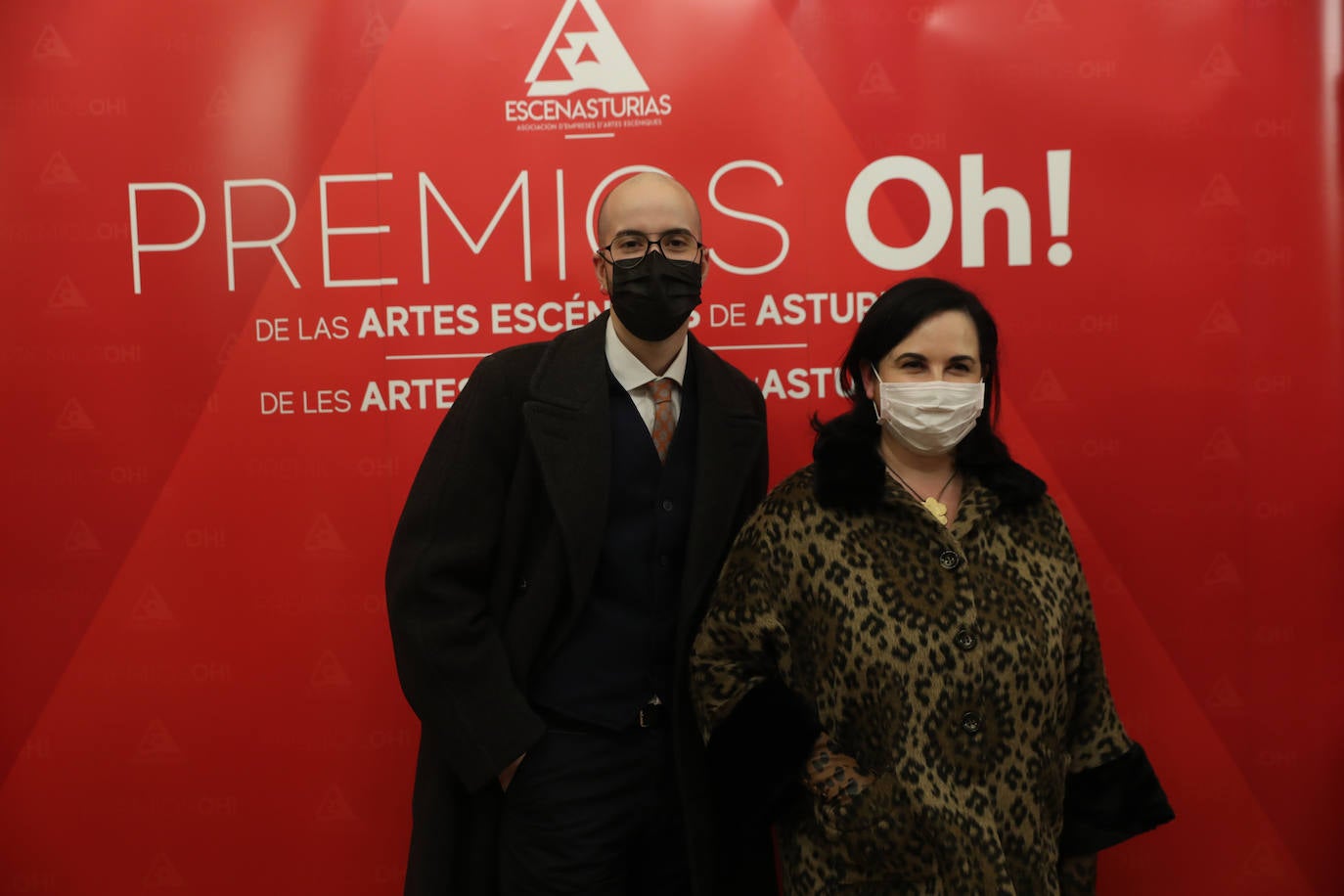 Higiénico Papel. Una compañía con dos espectáculos, 'Cuarteto' y 'Consecuencias de la sed', se ha erigido en la gran triunfadora de los Premios Oh! de las artes escénicas de Asturias, que otorga Escenastur, la asociación que agrupa a las compañías profesionales de la región. 'Cuarteto', montaje ganador del Premio Jovellanos a la producción 2021 y que se adentra con música en un texto de Heiner Müller que nos lleva al duelo de poder entre el vizconde de Valmont y la marquesa de Merteuil que hizo célebre 'Las amistades peligrosas', logró el premio al mejor espectáculo del pasado año. Pero es que, además, ese montaje se llevó los galardones a la mejor producción y al mejor diseño de iluminación para Carlos Dávila.