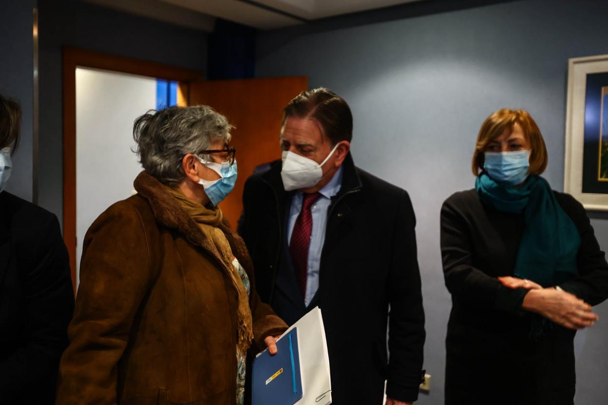 Ana González conversa con el alcalde de Oviedo, Alfredo Canteli, en presencia de la regidora de Avilés, Mariví Monteserín. 