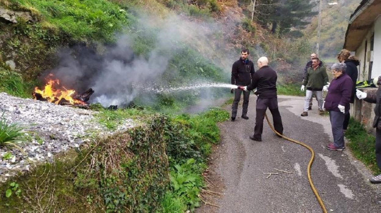 Formación de autoprotección llevada a cabo tras la iniciativa impulsada por los vecinos de Rengos. 