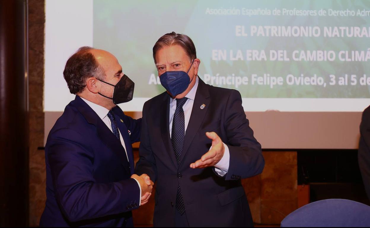 El rector la Universidad, Ignacio Villaverde y el alcalde de Oviedo, Alfredo Canteli.
