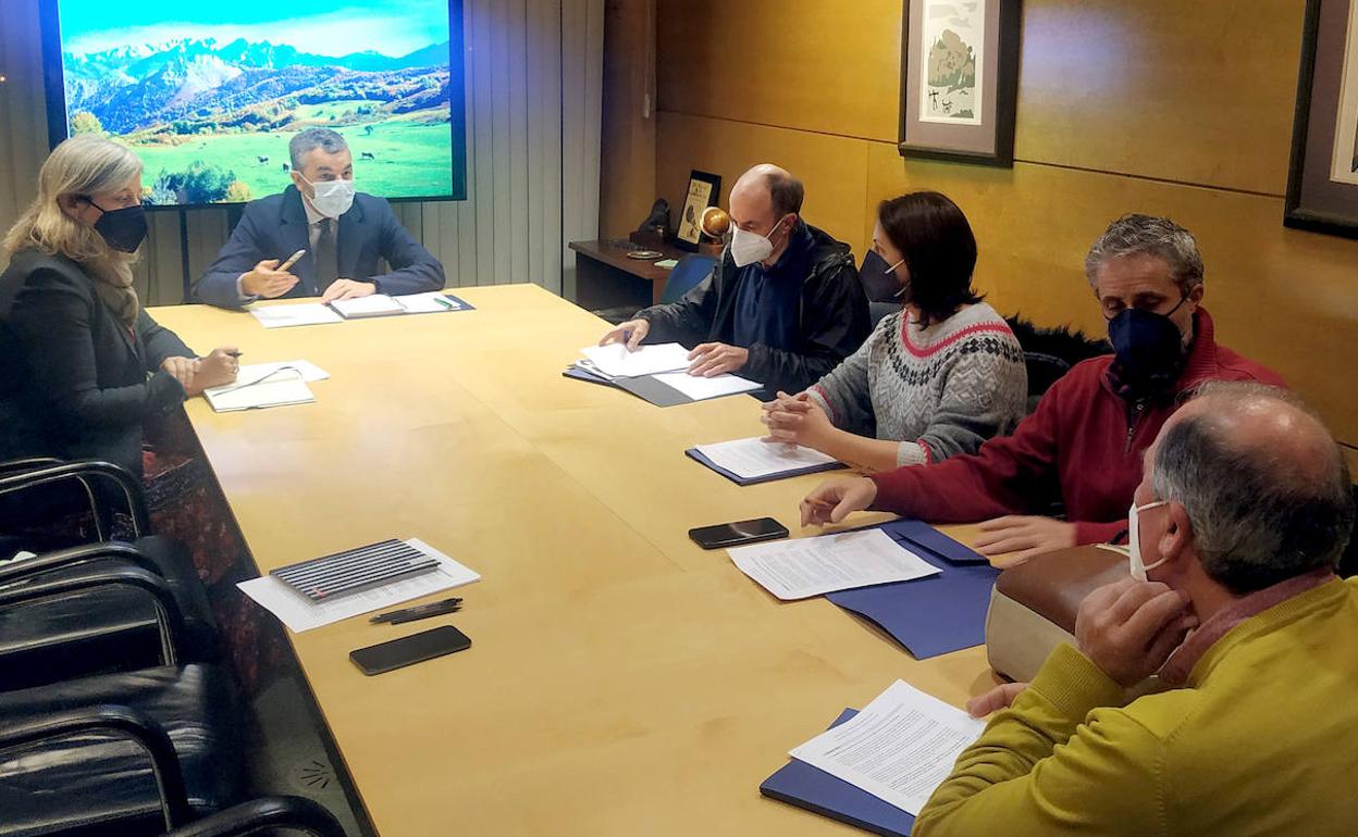 Por la izquierda, directora general de Ganadería y Sanidad Animal, Rocío Huerta; el consejero Alejandro Calvo y los representantes de Asturias Ganadera Jesús García, Laura Cayarga, Xuan Valladares y Alfonso Artidiello