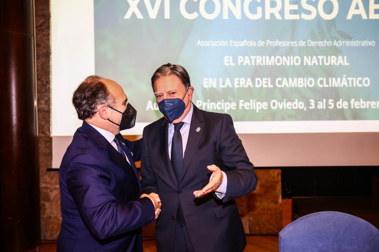 Ignacio Villaverde saluda a Alfredo Canteli en la apertura del congreso de la Asociación Española de Profesores de Derecho Administrativo. 