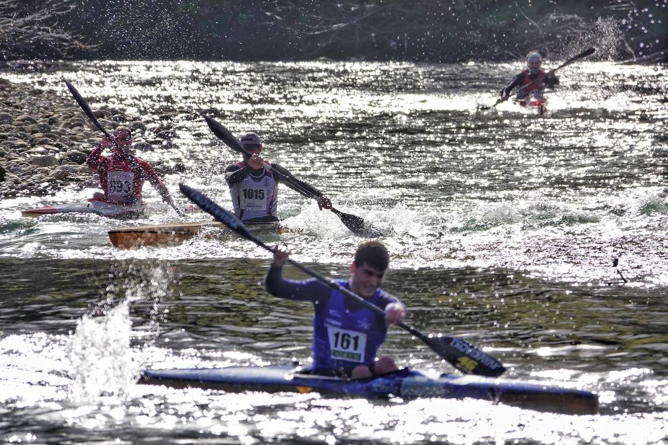 La temporada piragüística asturiana comenzó este sábado con el 1º Descenso-Ascenso del río Sella, prueba con meta y salida en el puente Emilio Llamedo Olivera de Arriondas y ciaboga en la mansa de la Veyera (Picu la Vieya).