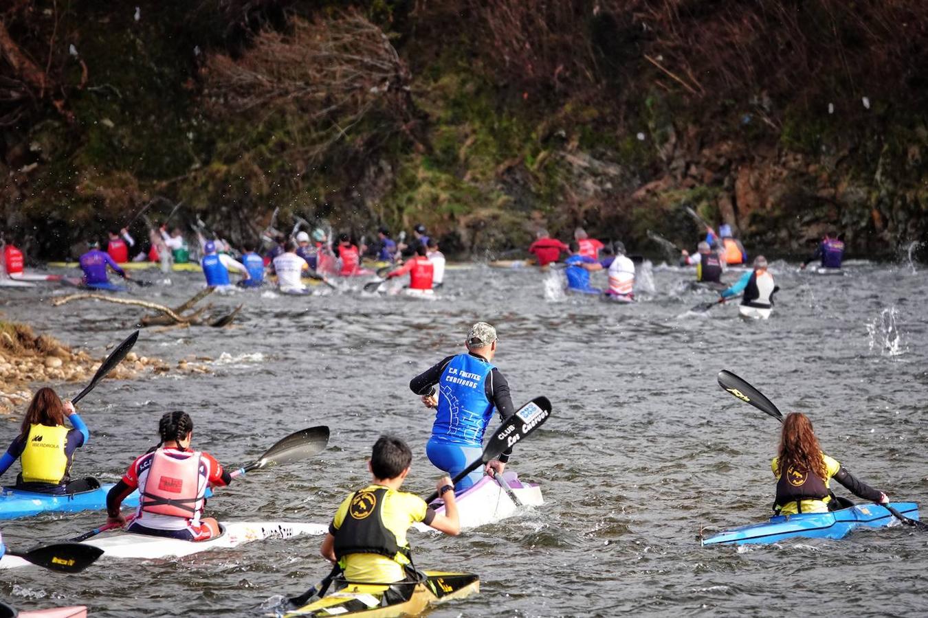 La temporada piragüística asturiana comenzó este sábado con el 1º Descenso-Ascenso del río Sella, prueba con meta y salida en el puente Emilio Llamedo Olivera de Arriondas y ciaboga en la mansa de la Veyera (Picu la Vieya).