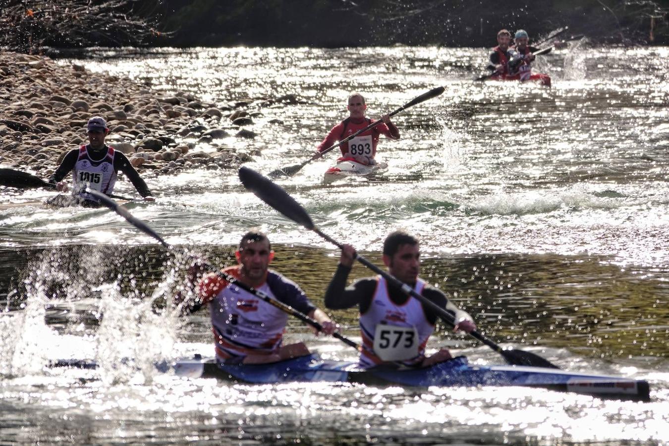 La temporada piragüística asturiana comenzó este sábado con el 1º Descenso-Ascenso del río Sella, prueba con meta y salida en el puente Emilio Llamedo Olivera de Arriondas y ciaboga en la mansa de la Veyera (Picu la Vieya).