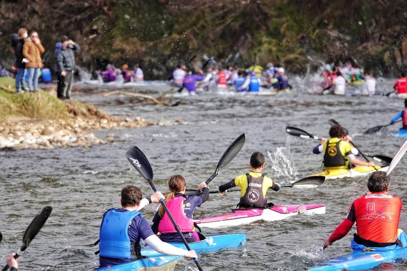 La temporada piragüística asturiana comenzó este sábado con el 1º Descenso-Ascenso del río Sella, prueba con meta y salida en el puente Emilio Llamedo Olivera de Arriondas y ciaboga en la mansa de la Veyera (Picu la Vieya).