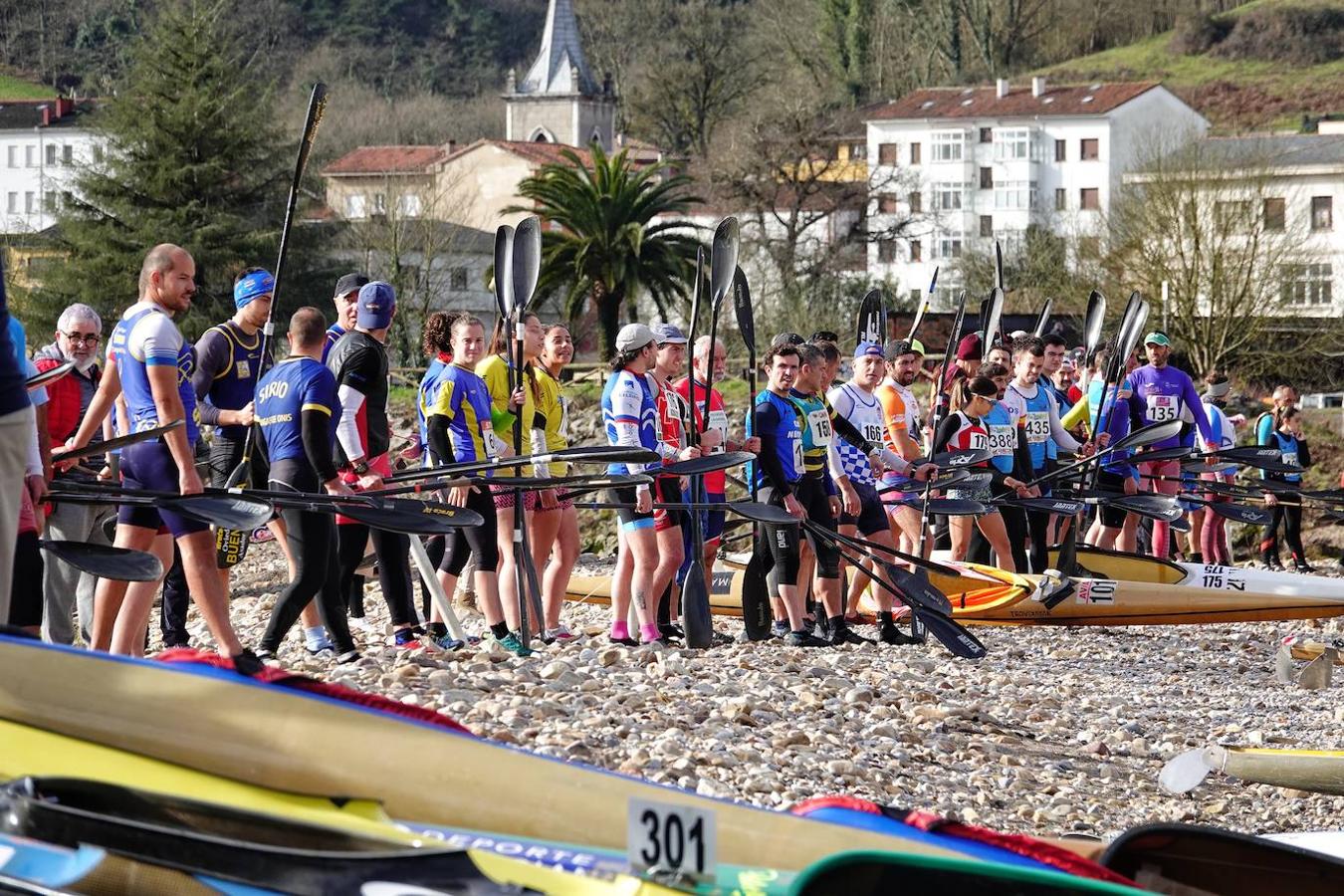 La temporada piragüística asturiana comenzó este sábado con el 1º Descenso-Ascenso del río Sella, prueba con meta y salida en el puente Emilio Llamedo Olivera de Arriondas y ciaboga en la mansa de la Veyera (Picu la Vieya).