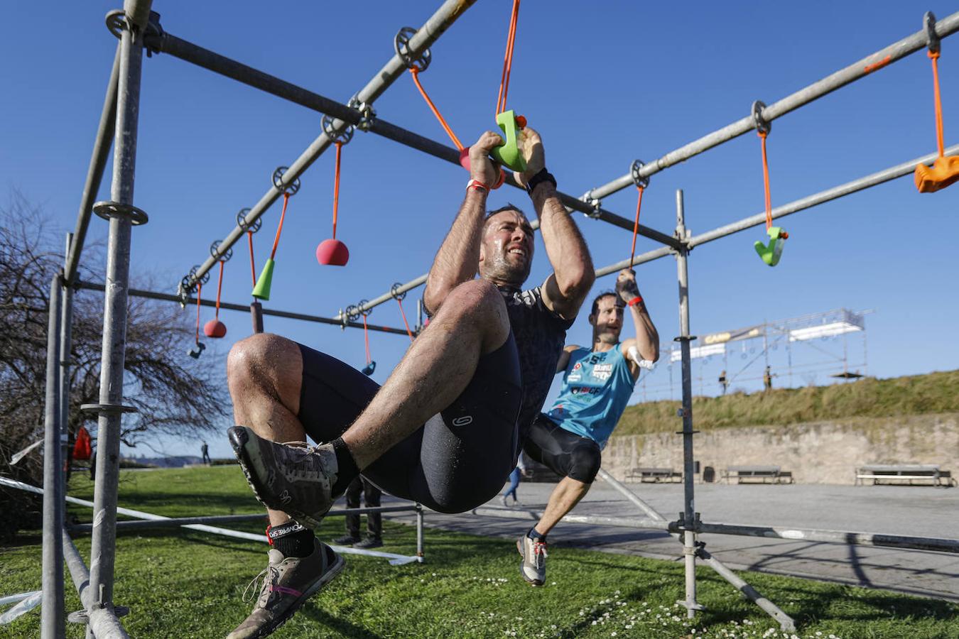 Desde las 15.30 de este sábado, el barrio de Cimavilla, en Gijón, acogió una carrera de obstáculos, en tandas de 50 participantes y con intervalos de diez minutos.