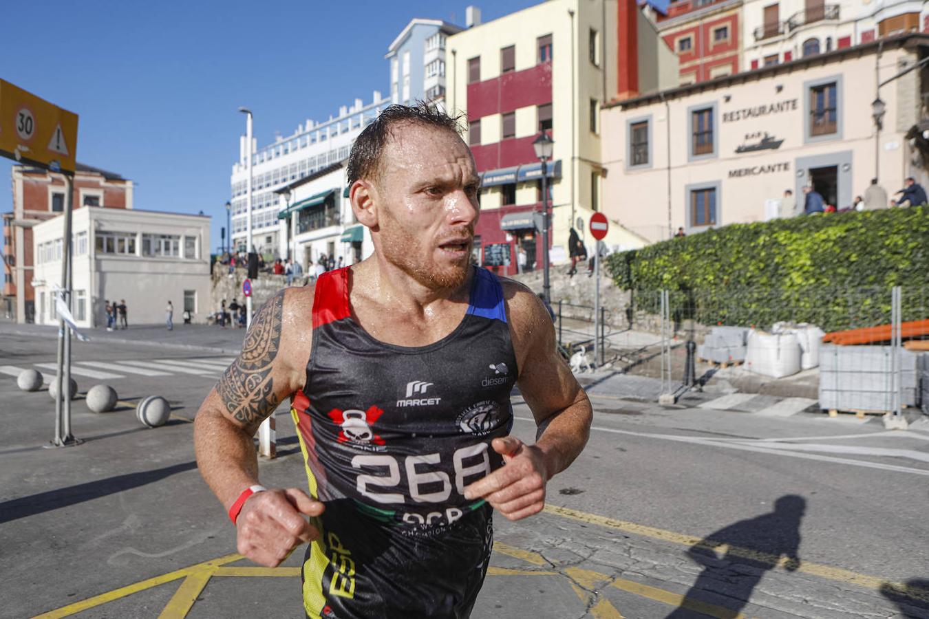 Desde las 15.30 de este sábado, el barrio de Cimavilla, en Gijón, acogió una carrera de obstáculos, en tandas de 50 participantes y con intervalos de diez minutos.