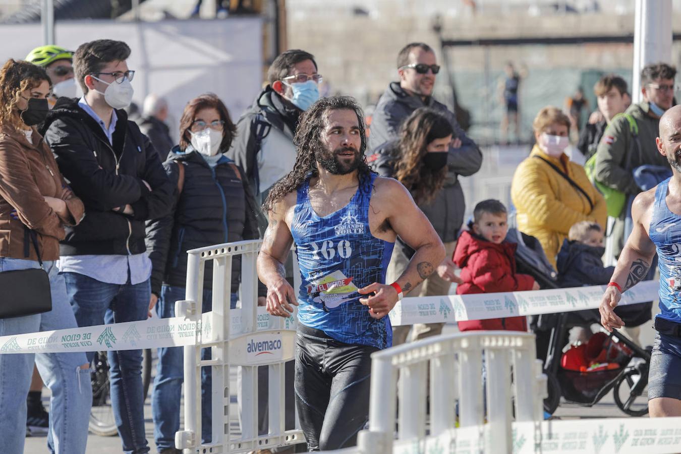 Desde las 15.30 de este sábado, el barrio de Cimavilla, en Gijón, acogió una carrera de obstáculos, en tandas de 50 participantes y con intervalos de diez minutos.