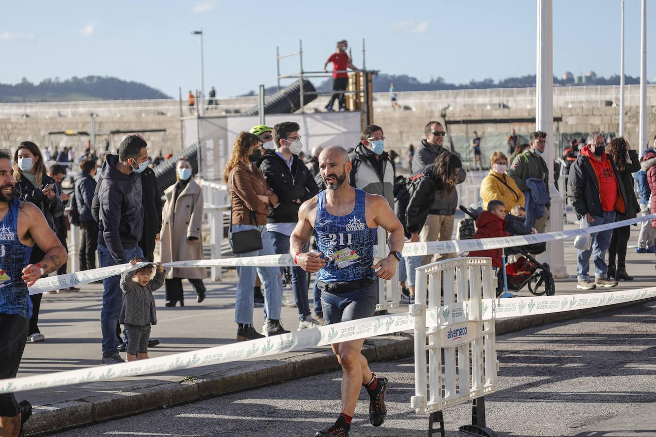 Desde las 15.30 de este sábado, el barrio de Cimavilla, en Gijón, acogió una carrera de obstáculos, en tandas de 50 participantes y con intervalos de diez minutos.