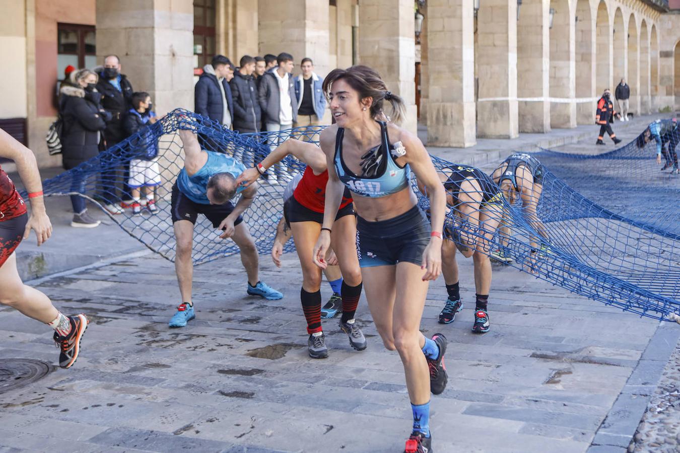 Desde las 15.30 de este sábado, el barrio de Cimavilla, en Gijón, acogió una carrera de obstáculos, en tandas de 50 participantes y con intervalos de diez minutos.