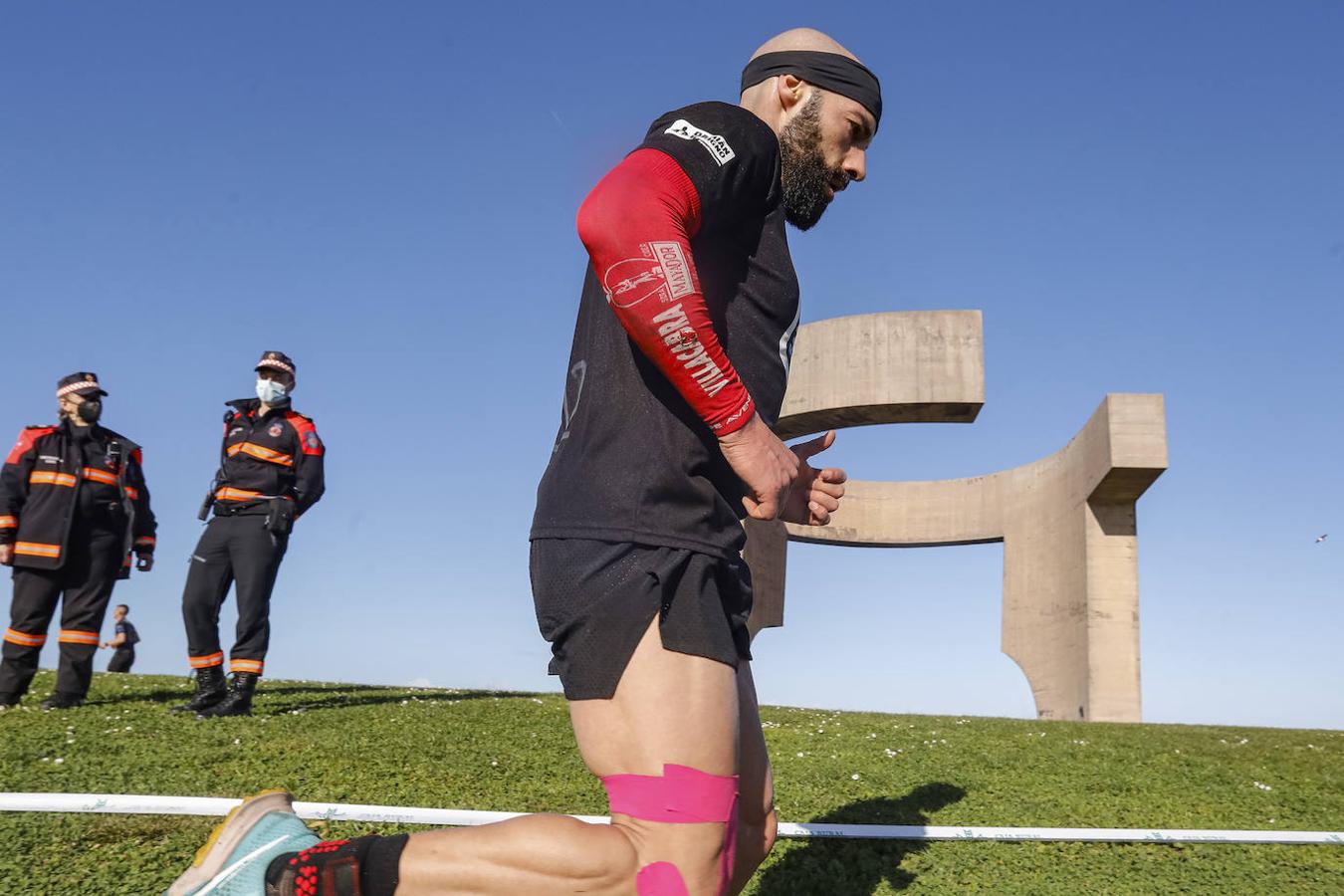 Desde las 15.30 de este sábado, el barrio de Cimavilla, en Gijón, acogió una carrera de obstáculos, en tandas de 50 participantes y con intervalos de diez minutos.