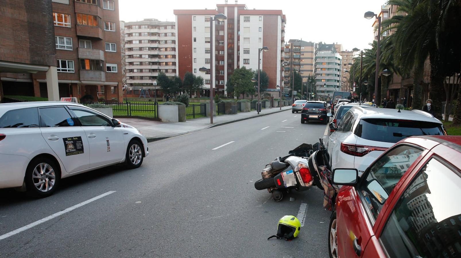 Un motorista, de 40 años, ha fallecido en la tarde de este sábado tras sufrir un accidente en la calle Ezcurdia. El hombre impactó contra el bordillo de la acera y posteriormente contra una farola.