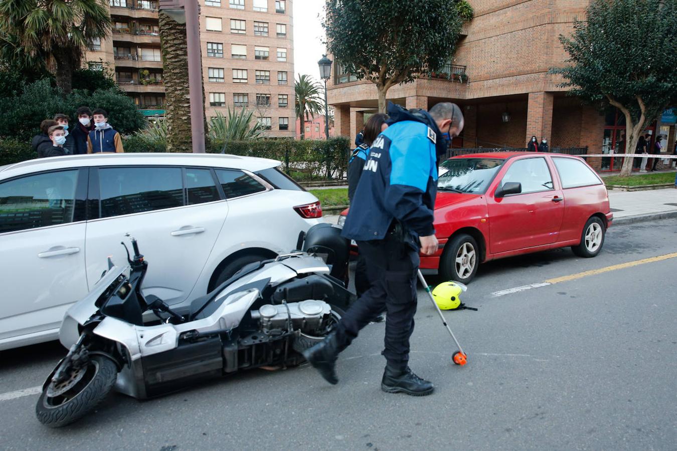 Un motorista, de 40 años, ha fallecido en la tarde de este sábado tras sufrir un accidente en la calle Ezcurdia. El hombre impactó contra el bordillo de la acera y posteriormente contra una farola.