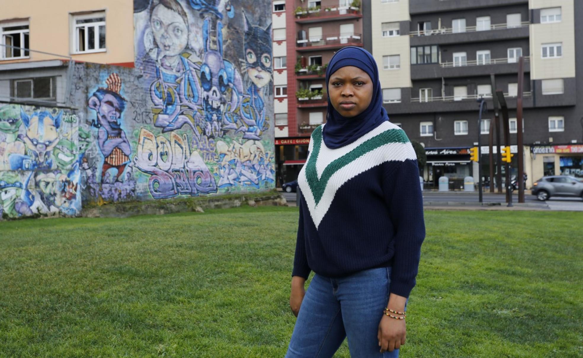 Aminata Keita, en las inmediaciones del Conseyu de la Mocedá, donde se reúne con compatriotas.