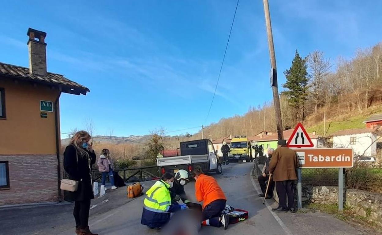 Los bomberos retiraron la puerta del conductor y tras inmovilizar al afectado con collarín y férula espinal, lo extrajeron con el tablero espinal.