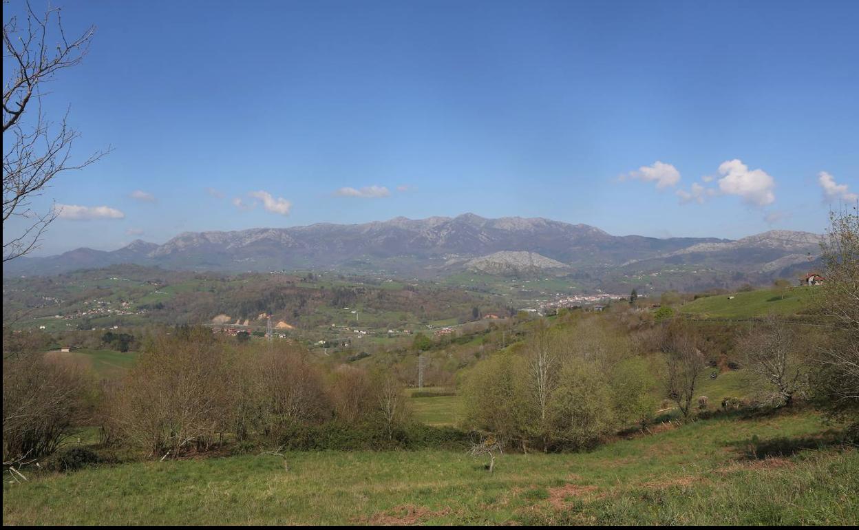 Imagen de la sierra del Sueve desde San Martín de Bada (Parres).