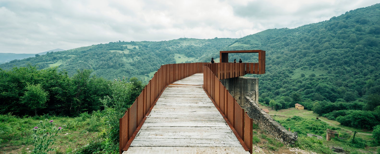 Nominados a los premios 'Edificio del año 2022' en la categoría de ' Pequeña escala e instalaciones' de ArchDaily. En la imagen ArchDailyMirador en Minas de Rioseco / Zon-e Arquitectos. Asturias.